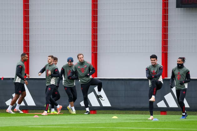 The team at training, Jonathan Tah FC Bayern Muenchen, 04 with Tom Bischof FC Bayern Muenchen, 20 and Josip Stanisic FC Bayern Muenchen, 44 , with Aleksandar Pavlovic FC Bayern Muenchen, 45 and Harry Kane FC Bayern Muenchen, 09 , with Luis Diaz FC Bayern Muenchen, 14 and Michael Olise FC Bayern Muenchen, 17 , GER, Final training, FC Bayern Muenchen, Football, UEFA Champions League, League Phase, Matchday 5, 2025 2026 season, 25 11 2025, GER, Final training, FC Bayern Muenchen, Football, UEFA Champions League, League Phase, Matchday 5, 2025 2026 season, 25 11 2025 Muenchen Copyright: xEibner-Pressefoto JennixMaulx EP_JML