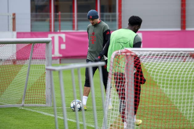 Aleksandar Pavlovic FC Bayern Muenchen, 45 with Alphonso Davies FC Bayern Muenchen, 19 , GER, Final training, FC Bayern Muenchen, Football, UEFA Champions League, League phase, Matchday 5, 2025 2026 season, 25 11 2025, GER, Final training, FC Bayern Muenchen, Football, UEFA Champions League, League phase, Matchday 5, 2025 2026 season, 25 11 2025 Muenchen Copyright: xEibner-Pressefoto JennixMaulx EP_JML