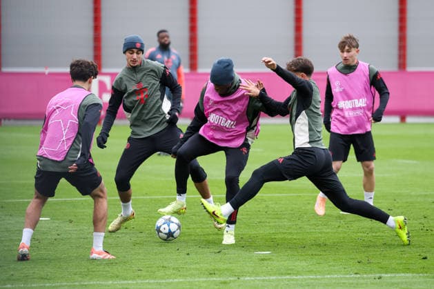 Nicolas Jackson FC Bayern Muenchen, 11 with ball with Tom Bischof FC Bayern Muenchen, 20 and Aleksandar Pavlovic FC Bayern Muenchen, 45 , GER, Final training, FC Bayern Muenchen, Football, UEFA Champions League, League Phase, Matchday 5, 2025 2026 season, 25 11 2025, GER, Final training, FC Bayern Muenchen, Football, UEFA Champions League, League Phase, Matchday 5, 2025 2026 season, 25 11 2025 Muenchen Copyright: xEibner-Pressefoto JennixMaulx EP_JML