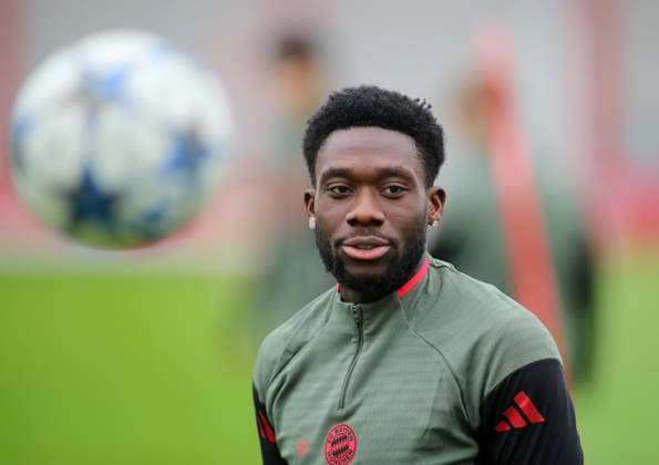 Football, Men, Champions League, Season 2025 2026, FC Bayern Munich, Final training Alphonso Davies FC Bayern Munich with a ball next to him