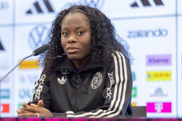 Training Deutsche Fußball-Nationalmannschaft der Frauen Nicole Anyomi spricht während der PK. Pressekonferenz der Frauen-Nationalmannschaft vor dem Finale der UEFA Women s Nations League am 25. November 2025 in Frankfurt am Main, Frankfurt am Main Hessen Deutschland DFB-Campus
