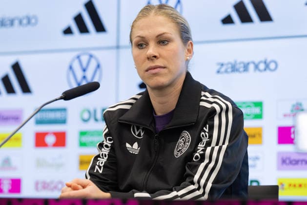 Training Deutsche Fußball-Nationalmannschaft der Frauen Rebecca Knaak spricht während der Pressekonferenz. Pressekonferenz der Frauen-Nationalmannschaft vor dem Finale der UEFA Women s Nations League am 25. November 2025 in Frankfurt am Main, Frankfurt am Main Hessen Deutschland DFB-Campus