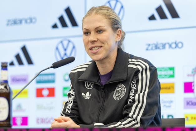 Training Deutsche Fußball-Nationalmannschaft der Frauen Rebecca Knaak spricht während der Pressekonferenz. Pressekonferenz der Frauen-Nationalmannschaft vor dem Finale der UEFA Women s Nations League am 25. November 2025 in Frankfurt am Main, Frankfurt am Main Hessen Deutschland DFB-Campus