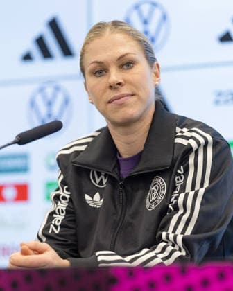 Training Deutsche Fußball-Nationalmannschaft der Frauen Rebecca Knaak spricht während der Pressekonferenz. Pressekonferenz der Frauen-Nationalmannschaft vor dem Finale der UEFA Women s Nations League am 25. November 2025 in Frankfurt am Main, Frankfurt am Main Hessen Deutschland DFB-Campus