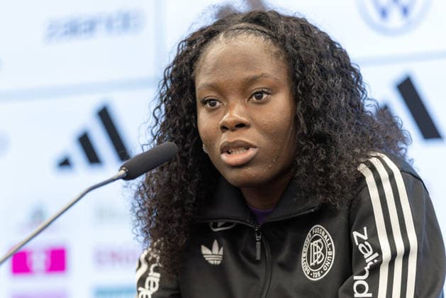 Training Deutsche Fußball-Nationalmannschaft der Frauen Nicole Anyomi spricht während der PK. Pressekonferenz der Frauen-Nationalmannschaft vor dem Finale der UEFA Women s Nations League am 25. November 2025 in Frankfurt am Main, Frankfurt am Main Hessen Deutschland DFB-Campus