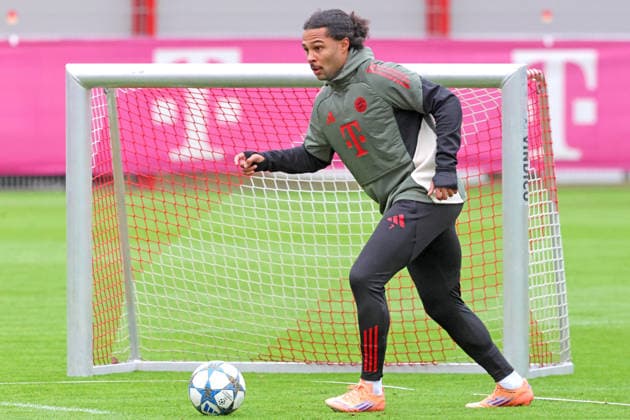 Serge Gnabry, single image, cropped image, on the ball, portrait, portrait, soccer final training UEFA Champions League match FC Arsenal vs FC Bayern 25 11 2025 training ground, Säbenerstr PHOTO Mladen Lackovic LakoPress