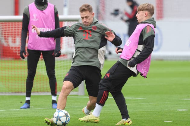 f l 6 Joshua Kimmich vs 42 Lennart Karl, action, duel, portrait, portrait, soccer final training UEFA Champions League match FC Arsenal vs FC Bayern 25 11 2025 training ground, Säbenerstr PHOTO Mladen Lackovic LakoPress