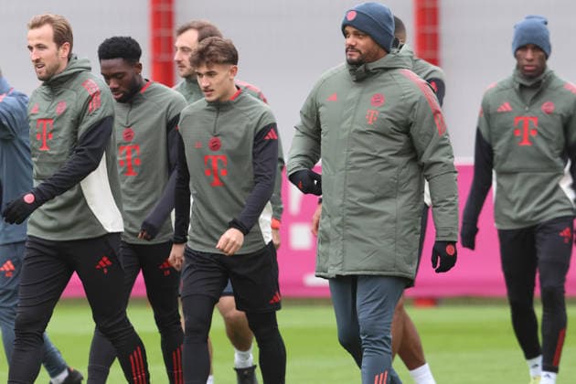 f l 9 Harry Kane, 19 Alphonso Davies, 20 Tom Bischof, Coach Vincent Kompany, 11 Nicolas Jackson, Group, Portrait, Portrait, Football Final training UEFA Champions League match FC Arsenal vs FC Bayern 25 11 2025 Training ground, Säbenerstr PHOTO Mladen Lackovic LakoPress