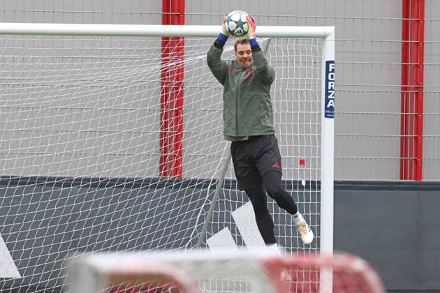 Goalkeeper, Keeper, 1 Manuel Neuer, catches the ball, Portrait, Portrait, Football Final training UEFA Champions League match FC Arsenal vs FC Bayern 25 11 2025 Training ground, Säbenerstr PHOTO Mladen Lackovic LakoPress