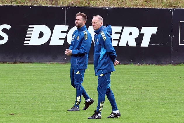 25 11 2025, xrekx, Soccer 3 Liga, 1 FC Saarbruecken Training v l Karsten Specht Head of Youth Department 1 FC Saarbruecken Jürgen Juergen Luginger Sports Director 1 FC Saarbruecken DFL DFB REGULATIONS PROHIBIT ANY USE OF PHOTOGRAPHS as IMAGE SEQUENCES and or QUASI VIDEO Saarbruecken
