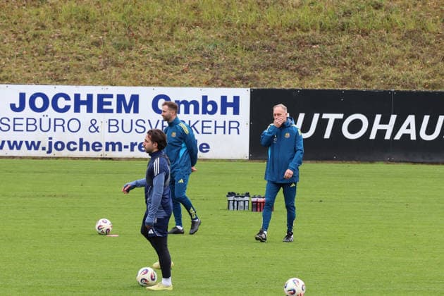 25 11 2025, xrekx, Fussball 3 Liga, 1 FC Saarbruecken Training v l Karsten Specht Head of the Youth Department 1 FC Saarbruecken Jürgen Juergen Luginger Sports Director 1 FC Saarbruecken Calogero Rizzuto 1 FC Saarbruecken DFL DFB REGULATIONS PROHIBIT ANY USE OF PHOTOGRAPHS as IMAGE SEQUENCES and or QUASI VIDEO Saarbruecken