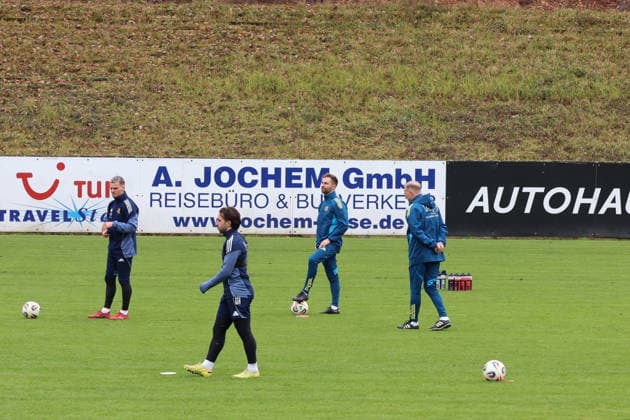 25 11 2025, xrekx, Fußball 3 Liga, 1 FC Saarbruecken Training v l Florian Pick 1 FC Saarbruecken Calogero Rizzuto 1 FC Saarbruecken Karsten Specht Head of the youth department 1 FC Saarbruecken Jürgen Juergen Luginger Sports director 1 FC Saarbruecken DFL DFB REGULATIONS PROHIBIT ANY USE OF PHOTOGRAPHS as IMAGE SEQUENCES and or QUASI VIDEO Saarbruecken