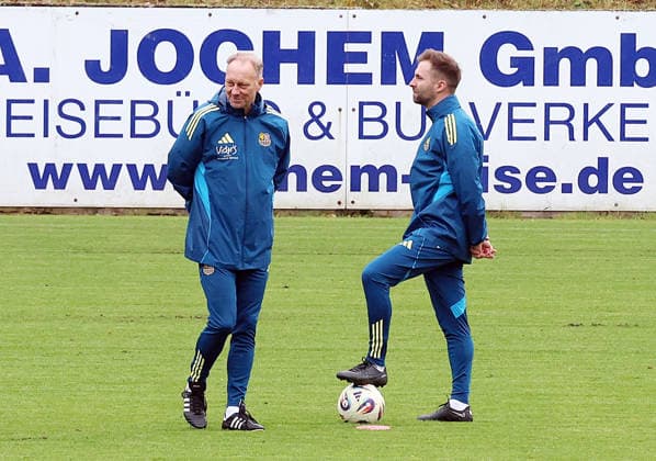 25 11 2025, xrekx, Fußball 3 Liga, 1 FC Saarbruecken Training v l Jürgen Juergen Luginger Sportdirektor 1 FC Saarbruecken Karsten Specht Leiter der Nachwuchsabteilung 1 FC Saarbruecken DFL DFB REGULATIONS PROHIBIT ANY USE OF PHOTOGRAPHS as IMAGE SEQUENCES and or QUASI VIDEO Saarbruecken