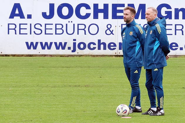 25 11 2025, xrekx, Soccer 3 Liga, 1 FC Saarbruecken Training v l Karsten Specht Head of Youth Department 1 FC Saarbruecken Jürgen Juergen Luginger Sports Director 1 FC Saarbruecken DFL DFB REGULATIONS PROHIBIT ANY USE OF PHOTOGRAPHS as IMAGE SEQUENCES and or QUASI VIDEO Saarbruecken