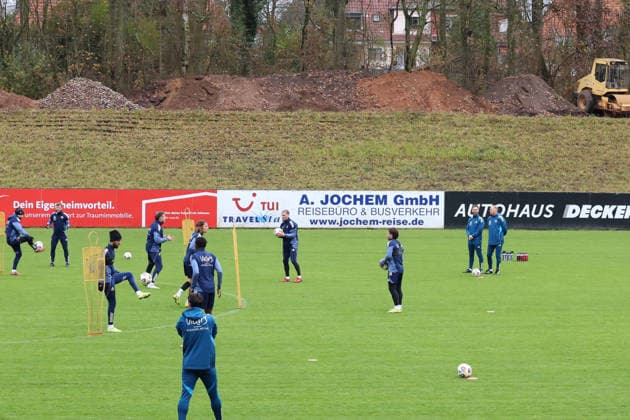 25 11 2025, xrekx, Soccer 3 Liga, 1 FC Saarbruecken Training v l Karsten Specht Head of Youth Department 1 FC Saarbruecken Jürgen Juergen Luginger Sports Director 1 FC Saarbruecken DFL DFB REGULATIONS PROHIBIT ANY USE OF PHOTOGRAPHS as IMAGE SEQUENCES and or QUASI VIDEO Saarbruecken
