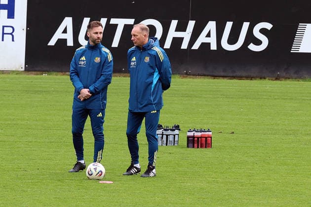 25 11 2025, xrekx, Soccer 3 Liga, 1 FC Saarbruecken Training v l Karsten Specht Head of Youth Department 1 FC Saarbruecken Jürgen Juergen Luginger Sports Director 1 FC Saarbruecken DFL DFB REGULATIONS PROHIBIT ANY USE OF PHOTOGRAPHS as IMAGE SEQUENCES and or QUASI VIDEO Saarbruecken