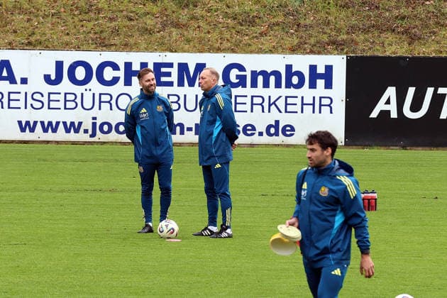 25 11 2025, xrekx, Soccer 3 Liga, 1 FC Saarbruecken Training v l Karsten Specht Head of Youth Department 1 FC Saarbruecken Jürgen Juergen Luginger Sports Director 1 FC Saarbruecken DFL DFB REGULATIONS PROHIBIT ANY USE OF PHOTOGRAPHS as IMAGE SEQUENCES and or QUASI VIDEO Saarbruecken