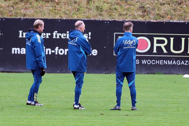 25 11 2025, xrekx, Fußball 3 Liga, 1 FC Saarbruecken Training v l Bernd Heemsoth Co Trainer 1 FC Saarbruecken Jürgen Juergen Luginger Sportdirektor 1 FC Saarbruecken Karsten Specht Leiter der Nachwuchsabteilung 1 FC Saarbruecken DFL DFB REGULATIONS PROHIBIT ANY USE OF PHOTOGRAPHS as IMAGE SEQUENCES and or QUASI VIDEO Saarbruecken