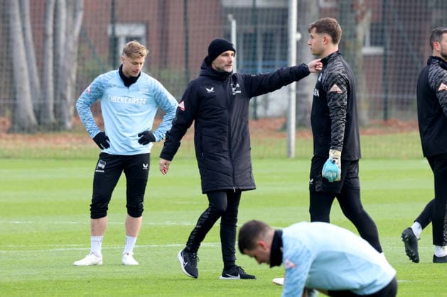 DEU, DFL, 2 FBL Hertha BSC, Training, 25 11 2025, Sportforum, Berlin, DEU, DFL, 2 FBL Hertha BSC, Training, im Bild Cheftrainer Stefan Leitl Hertha BSC Berlin , Julian Eitschberger Hertha BSC Berlin 2 , Tjark Ernst Hertha BSC Berlin 1 DFL regulations prohibit any use of Photographs as image sequences and or quasi video nordphotoxGmbHx xEngler nph00076