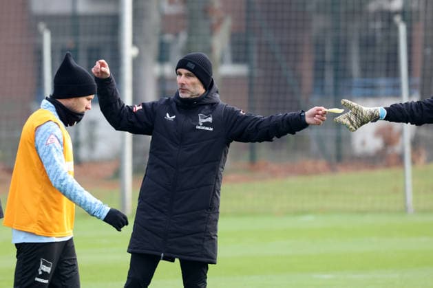 DEU, DFL, 2 FBL Hertha BSC, Training, 25 11 2025, Sportforum, Berlin, DEU, DFL, 2 FBL Hertha BSC, Training, im Bild Cheftrainer Stefan Leitl Hertha BSC Berlin , Jon Dabur Thorsteinsson Hertha BSC Berlin 24 DFL regulations prohibit any use of Photographs as image sequences and or quasi video nordphotoxGmbHx xEngler nph00076