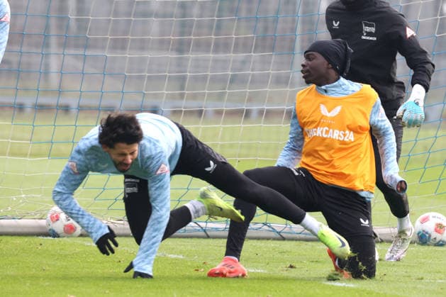 DEU, DFL, 2 FBL Hertha BSC, Training, 25 11 2025, Sportforum, Berlin, DEU, DFL, 2 FBL Hertha BSC, Training, im Bild Kevin Sessa Hertha BSC Berlin 8 , Boris Lum Hertha BSC Berlin 21 DFL regulations prohibit any use of Photographs as image sequences and or quasi video nordphotoxGmbHx xEngler nph00076