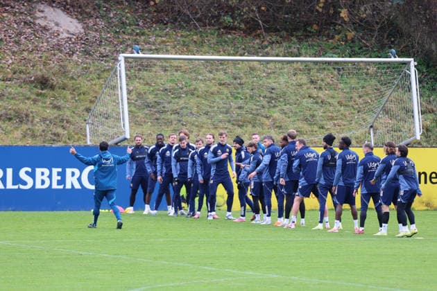 25 11 2025, xrekx, Fußball 3 Liga, 1 FC Saarbruecken Training v l Max Smith Athletiktrainer 1 FC Saarbruecken DFL DFB REGULATIONS PROHIBIT ANY USE OF PHOTOGRAPHS as IMAGE SEQUENCES and or QUASI VIDEO Saarbruecken