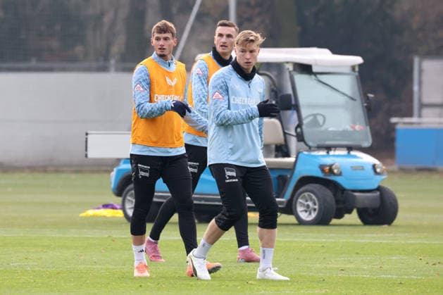DEU, DFL, 2 FBL Hertha BSC, Training, 25 11 2025, Sportforum, Berlin, DEU, DFL, 2 FBL Hertha BSC, Training, im Bild Michael Cuisance Hertha BSC Berlin 10 , Julian Eitschberger Hertha BSC Berlin 2 , Niklas Kolbe Hertha BSC Berlin 27 DFL regulations prohibit any use of Photographs as image sequences and or quasi video nordphotoxGmbHx xEngler nph00076