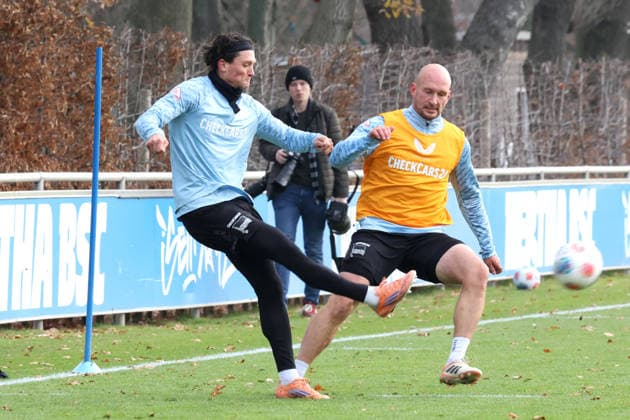 DEU, DFL, 2 FBL Hertha BSC, Training, 25 11 2025, Sportforum, Berlin, DEU, DFL, 2 FBL Hertha BSC, Training, im Bild Fabian Reese Hertha BSC Berlin 11 , Toni Leistner Hertha BSC Berlin 37 DFL regulations prohibit any use of Photographs as image sequences and or quasi video nordphotoxGmbHx xEngler nph00076