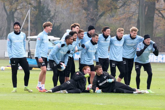 DEU, DFL, 2 FBL Hertha BSC, Training, 25 11 2025, Sportforum, Berlin, DEU, DFL, 2 FBL Hertha BSC, Training, im Bild Hertha Spielerkreis, Gruppenfoto DFL regulations prohibit any use of Photographs as image sequences and or quasi video nordphotoxGmbHx xEngler nph00076