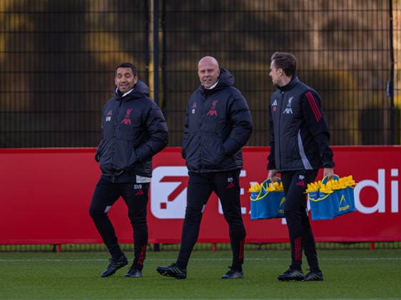 Football - UEFA Champions League - Liverpool FC v PSV Eindhoven - MD-1 LIVERPOOL, ENGLAND - Tuesday, November 25, 2025: Liverpool s (L-R) assistant coach Giovanni van Bronckhorst, head coach Arne Slot, first team individual development coach Aaron Briggs during a training session at the AXA Training Centre ahead of the UEFA Champions League match between Liverpool FC and PSV Eindhoven. (Photo by David Rawcliffe Propaganda) LIVERPOOL AXA Training Centre MERSEYSIDE ENGLAND  Copyright: xDavidxRawcliffex P2025-11-25-Liverpool_PSV_MD-1