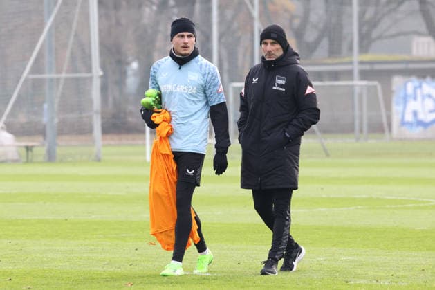 DEU, DFL, 2 FBL Hertha BSC, Training, 25 11 2025, Sportforum, Berlin, DEU, DFL, 2 FBL Hertha BSC, Training, im Bild Cheftrainer Stefan Leitl Hertha BSC Berlin , Marten Winkler Hertha BSC Berlin 22 DFL regulations prohibit any use of Photographs as image sequences and or quasi video nordphotoxGmbHx xEngler nph00076