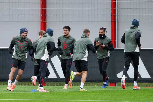 Raphael Guerreiro FC Bayern Muenchen, 22 with Lennart Karl FC Bayern Muenchen, 42 and Luis Diaz FC Bayern Muenchen, 14 , with Joshua Kimmich FC Bayern Muenchen, 06 and Michael Olise FC Bayern Muenchen, 17 , GER, final training, FC Bayern Muenchen, Football, UEFA Champions League, League Phase, Matchday 5, Season 2025 2026, 25 11 2025, GER, Final training, FC Bayern Muenchen, Football, UEFA Champions League, League Phase, Matchday 5, Season 2025 2026, 25 11 2025 Muenchen Copyright: xEibner-Pressefoto JennixMaulx EP_JML