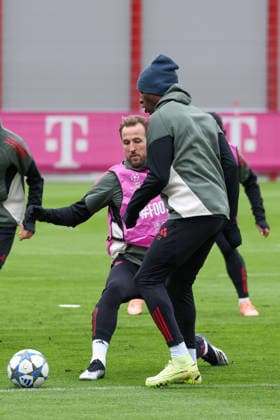 Harry Kane FC Bayern Muenchen, 09 with ball with Nicolas Jackson FC Bayern Muenchen, 11 , GER, Final training, FC Bayern Muenchen, Football, UEFA Champions League, League phase, Matchday 5, 2025 2026 season, 25 11 2025, GER, Final training, FC Bayern Muenchen, Football, UEFA Champions League, League phase, Matchday 5, 2025 2026 season, 25 11 2025 Muenchen Copyright: xEibner-Pressefoto JennixMaulx EP_JML