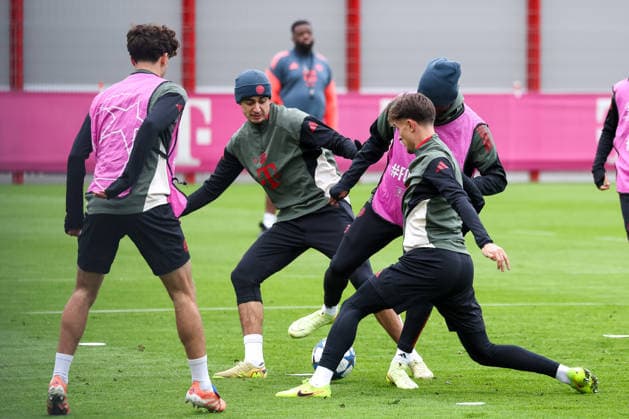 Nicolas Jackson FC Bayern Muenchen, 11 with Aleksandar Pavlovic FC Bayern Muenchen, 45 and Tom Bischof FC Bayern Muenchen, 20 , GER, Final training, FC Bayern Muenchen, Football, UEFA Champions League, League Phase, Matchday 5, 2025 2026 season, 25 11 2025, GER, Final training, FC Bayern Muenchen, Football, UEFA Champions League, League Phase, Matchday 5, 2025 2026 season, 25 11 2025 Muenchen Copyright: xEibner-Pressefoto JennixMaulx EP_JML