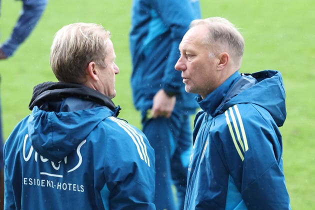 25 11 2025, xrekx, Fußball 3 Liga, 1 FC Saarbruecken Training v l Bernd Heemsoth Co Trainer 1 FC Saarbruecken Jürgen Juergen Luginger Sportdirektor 1 FC Saarbruecken DFL DFB REGULATIONS PROHIBIT ANY USE OF PHOTOGRAPHS as IMAGE SEQUENCES and or QUASI VIDEO Saarbruecken