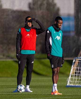 Football - UEFA Champions League - Liverpool FC v PSV Eindhoven - MD-1 LIVERPOOL, ENGLAND - Tuesday, November 25, 2025: Liverpool s captain Virgil van Dijk (L) and Alexander Isak during a training session at the AXA Training Centre ahead of the UEFA Champions League match between Liverpool FC and PSV Eindhoven. (Photo by David Rawcliffe Propaganda) LIVERPOOL AXA Training Centre MERSEYSIDE ENGLAND  Copyright: xDavidxRawcliffex P2025-11-25-Liverpool_PSV_MD-1-32