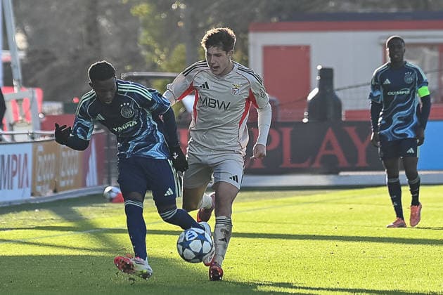 25 11 2025, Football UEFA Youth League, season 2025 2026, league phase, Ajax Amsterdam U19 Benfica Lisbon U19 at Sportcomplex de Toekomst in Duivendrecht duel between Lucas Jetten AFC Ajax U19, 05 and Joao Afonso SL Benfica U19, 07 Photo Kirchner Media Thomas Haesler Copyright: xKirchner-Media ThomasxHaeslerx