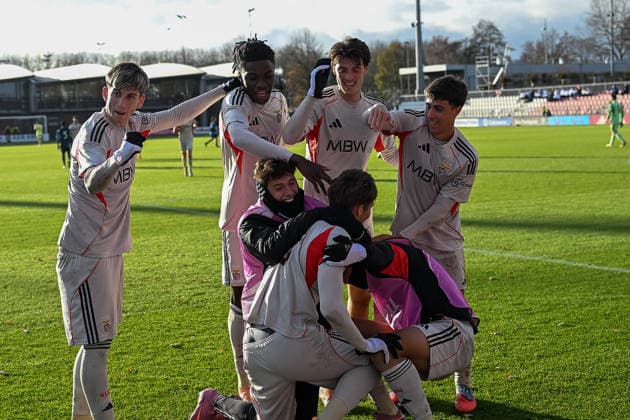 25 11 2025, Football UEFA Youth League, 2025 2026 season, league phase, Ajax Amsterdam U19 Benfica Lisbon U19 at Sportcomplex de Toekomst in Duivendrecht Benfica players celebrate the 4-0 goal by Gustavo Ferreira SL Benfica U19, 19 Photo Kirchner Media Thomas Haesler Copyright: xKirchner-Media ThomasxHaeslerx