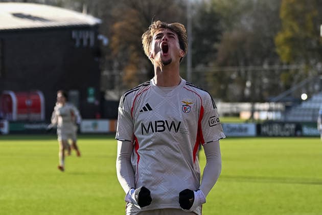 25 11 2025, Football UEFA Youth League, Season 2025 2026, League phase, Ajax Amsterdam U19 Benfica Lisbon U19 at Sportcomplex de Toekomst in Duivendrecht Gustavo Ferreira SL Benfica U19, 19 celebrates his goal for 4 0 Photo Kirchner Media Thomas Haesler Copyright: xKirchner-Media ThomasxHaeslerx