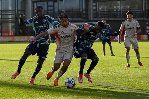 25 11 2025, Football UEFA Youth League, season 2025 2026, league phase, Ajax Amsterdam U19 Benfica Lisbon U19 at Sportcomplex de Toekomst in Duivendrecht duel between Pharrel Nash AFC Ajax U19, 11 , Duarte Soares SL Benfica U19, 02 and Lucas Jetten AFC Ajax U19, 05 Photo Kirchner Media Thomas Haesler Copyright: xKirchner-Media ThomasxHaeslerx