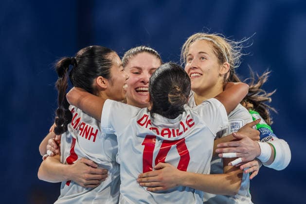 (251125) -- PASIG CITY, Nov. 25, 2025 -- Players of Canada celebrate after scoring a goal during the group B match between Thailand and Canada at the FIFA Futsal Women s World Cup 2025 in Pasig City, the Philippines, Nov. 25, 2025. ) (SP)THE PHILIPPINES-PASIG CITY-FIFA FUTSAL WOMEN S WORLD CUP 2025-THAILAND VS CANADA ROUELLExUMALI 