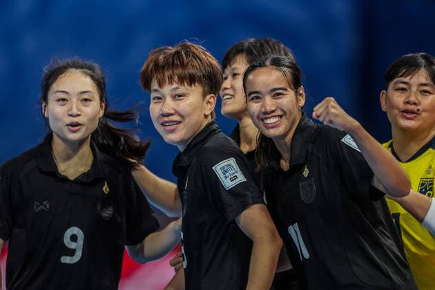 (251125) -- PASIG CITY, Nov. 25, 2025 -- Players of Thailand celebrate after scoring a goal during the group B match between Thailand and Canada at the FIFA Futsal Women s World Cup 2025 in Pasig City, the Philippines, Nov. 25, 2025. ) (SP)THE PHILIPPINES-PASIG CITY-FIFA FUTSAL WOMEN S WORLD CUP 2025-THAILAND VS CANADA ROUELLExUMALI 