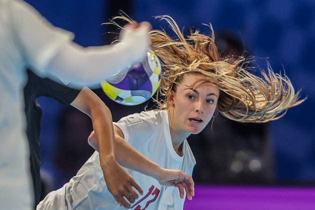 (251125) -- PASIG CITY, Nov. 25, 2025 -- Katerine Delev of Canada competes during the group B match between Thailand and Canada at the FIFA Futsal Women s World Cup 2025 in Pasig City, the Philippines, Nov. 25, 2025. ) (SP)THE PHILIPPINES-PASIG CITY-FIFA FUTSAL WOMEN S WORLD CUP 2025-THAILAND VS CANADA ROUELLExUMALI 