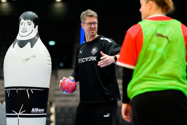 Handball, Women Germany Training Coach Markus Gaugisch Germany Gestures Gestures gestures Stuttgart Porsche Arena Baden Württemberg Germany