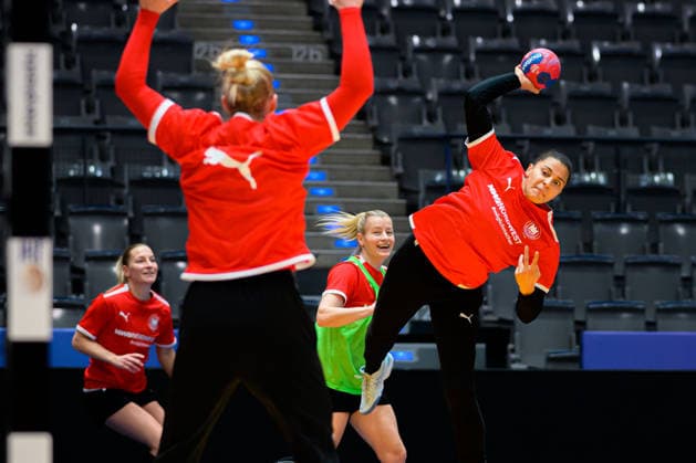 Handball, Women Germany Training f li Goalkeeper Katharina Filter Germany , Aimee von Pereira Germany Stuttgart Porsche Arena Baden Württemberg Germany