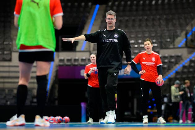 Handball, Women Germany Training Coach Markus Gaugisch Germany Stuttgart Porsche Arena Baden Württemberg Germany