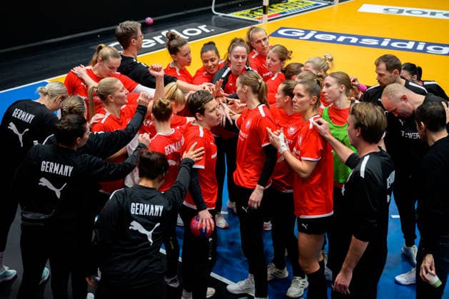 Handball, women Germany training the team of Germany, group picture Stuttgart Porsche Arena Baden Württemberg Germany