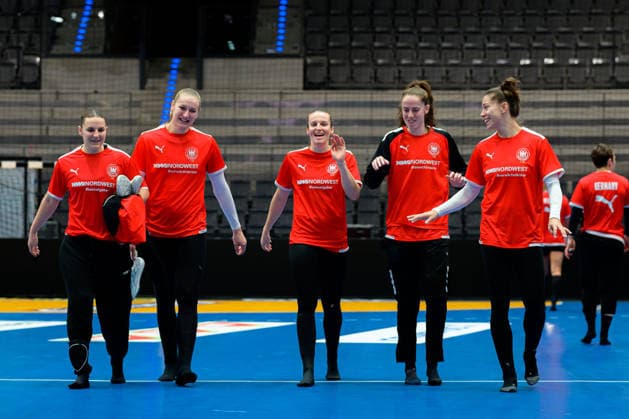 Handball, Women Germany Training from left Mareike Thomaier Germany , Viola Leuchter Germany , Julia Maidhof Germany , Goalkeeper Sarah Wachter Germany , Emily Vogel Germany smiling smiling smiling smiling Stuttgart Porsche Arena Baden Württemberg Germany