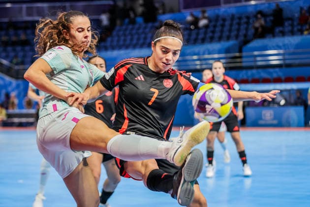 (251125) -- PASIG CITY, Nov. 25, 2025 -- Laura Cordoba (L) of Spain competes against Merlin Salcedo of Colombia during the group B match between Spain and Colombia at the FIFA Futsal Women s World Cup 2025 in Pasig City, the Philippines, Nov. 25, 2025. ) (SP)THE PHILIPPINES-PASIG CITY-FIFA FUTSAL WOMEN S WORLD CUP 2025-SPAIN VS COLOMBIA ROUELLExUMALI 