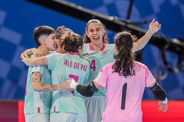 (251125) -- PASIG CITY, Nov. 25, 2025 -- Players of Spain celebrate after scoring a goal during the group B match between Spain and Colombia at the FIFA Futsal Women s World Cup 2025 in Pasig City, the Philippines, Nov. 25, 2025. ) (SP)THE PHILIPPINES-PASIG CITY-FIFA FUTSAL WOMEN S WORLD CUP 2025-SPAIN VS COLOMBIA ROUELLExUMALI 
